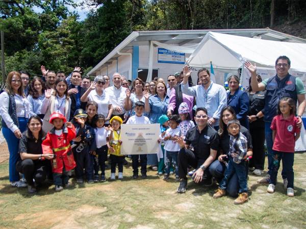 Autoridades de Fundación Ficohsa, CEPUDO y Food For The Poor durante la inauguración del Centro de Educación Prebásica “Sonia Turcios” en Intibucá.