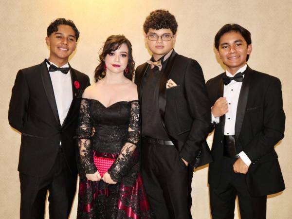 Elegancia, sonrisas y momentos inolvidables marcaron la Senior Prom de La Estancia School, una celebración en la que los graduandos compartieron con sus familias una de las noches más especiales de su vida estudiantil.
