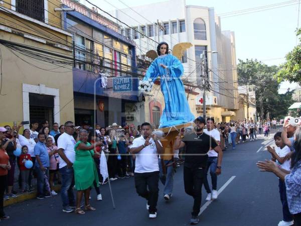 Cada Domingo de Resurrección, las calles de ciudades como Tegucigalpa y Comayagüela se llenan de fe, color y movimiento con las tradicionales “Carreritas de San Juan”, una de las expresiones más representativas del cierre de la Semana Santa en Honduras.