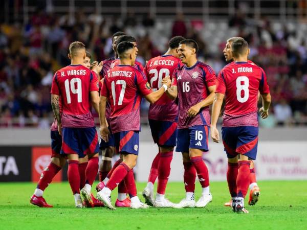 Así celebraron los ugadores ticos una de las anotaciones en el juego.