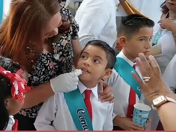 Los beneficiarios son niños y adolescentes entre edades de 3 y 18 años, que abarcan los niveles prebásico, básico y medio.