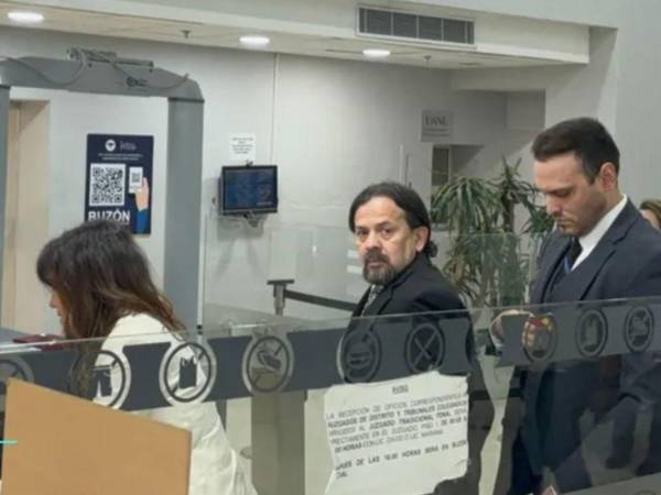 La audiencia fue reprogramada para mayo, mientras el caso sigue en desarrollo.