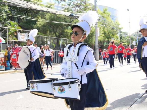 Las calles de Tegucigalpa y otras ciudades de Honduras se llenaron de color y música en los desfiles en los que niños de diferentes centros educativos rindieron homenaje a la patria.
