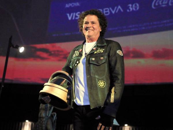 En plena tormenta migratoria, Carlos Vives recordó que fueron los latinos quienes ayudaron a levantar Estados Unidos.