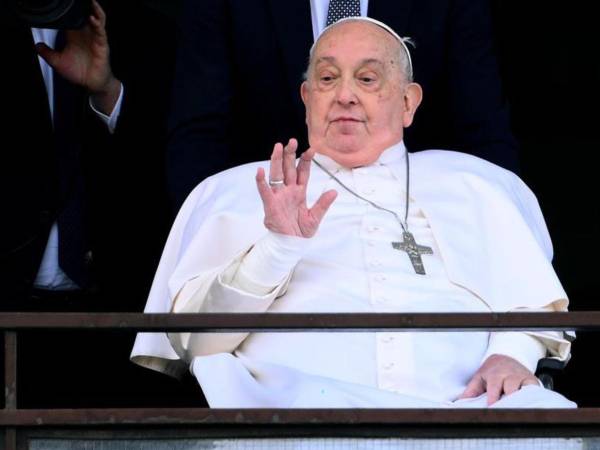 Tras su hospitalización, el papa Francisco muestra mejorías en su salud y alterna fisioterapia con trabajo.