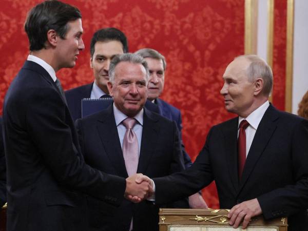 El presidente de Rusia, Vladimir Putin, al dar la bienvenida al yerno de Donald Trump Jared Kushner y al enviado presidencial de EE.UU., Steve Witkoff.