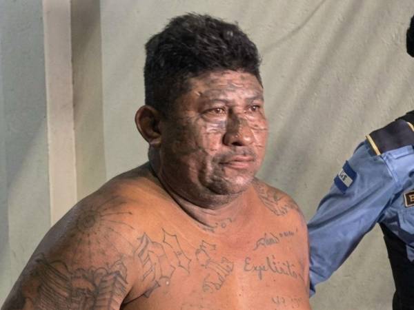Con drogas valoradas en más de 750 mil lempiras y un arma fue capturado alias El Matata, presunto cabecilla de la MS-13 que operaba en el Valle de Sula. Así fue su captura: