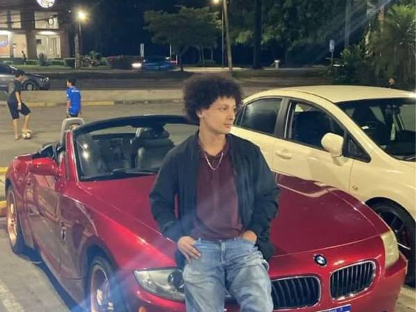 Familiares de Darwin Antonio Bueso, un joven que fue asesinado por su mejor amigo, se encuentran devastados por el crimen. Su cuerpo fue hallado recientemente por las autoridades en el río Chamelecón, en la zona norte de Honduras. Tras su hallazgo, sus familiares se pronunciaron al respecto.