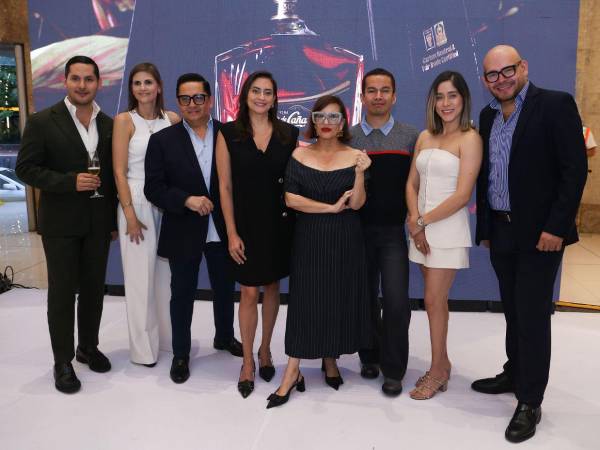 Ariel Flores, Pamela Cruz, Miguel Chong, Valeria Ríos, Blanca Bendeck, Tirso Rubio, Alejandra Chang y Lawin Paz durante el lanzamiento de BAC Estilo Moda 2025, que tuvo lugar en Plaza Sol de Mall Multiplaza.