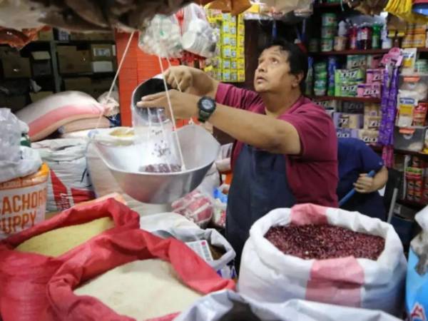 El precio al consumidor del frijol rojo es de 85 lempiras la medida en la feria del Agricultor y el Artesano que opera los viernes y sábado frente al Estadio Nacional.
