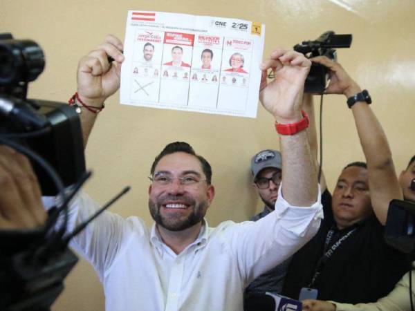Después de más de 8 horas de haberse iniciado las elecciones internas, el precandidato del Partido Liberal, Jorge Cálix, ejerció el sufragio en la Escuela República de Nicaragua de la colonia Miraflores de la capital de Honduras.