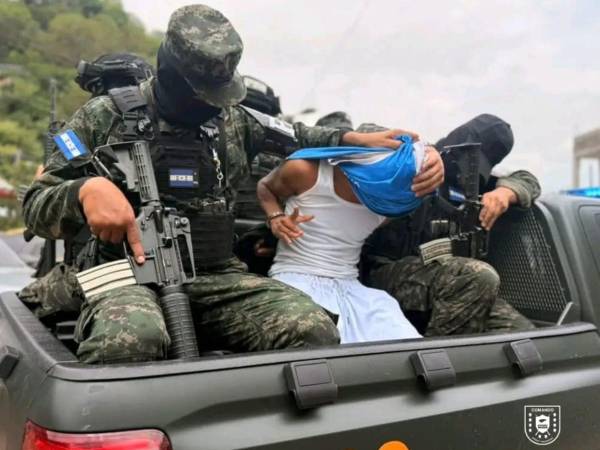 Tras ser detenido, fue puesto bajo custodia mientras se completaba la documentación correspondiente para su posterior traslado ante los órganos jurisdiccionales