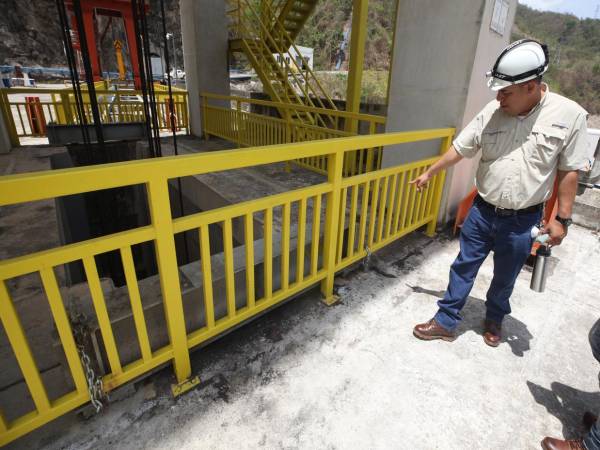 El ingeniero Nery Díaz mostró cómo quedaron los yugos o vigas de apoyo de las compuertas de la segunda central hidroeléctrica más grande del país.