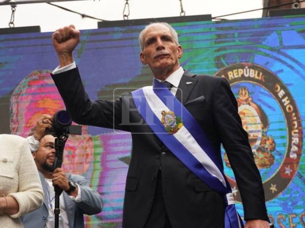 Nasry Asfura salió del Congreso para dirigirse a los ciudadanos tras ser juramentado.