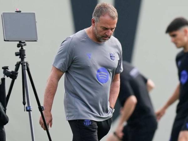 Hansi Flick ha recibido la terrible noticia estando concentrado con el Barcelona.