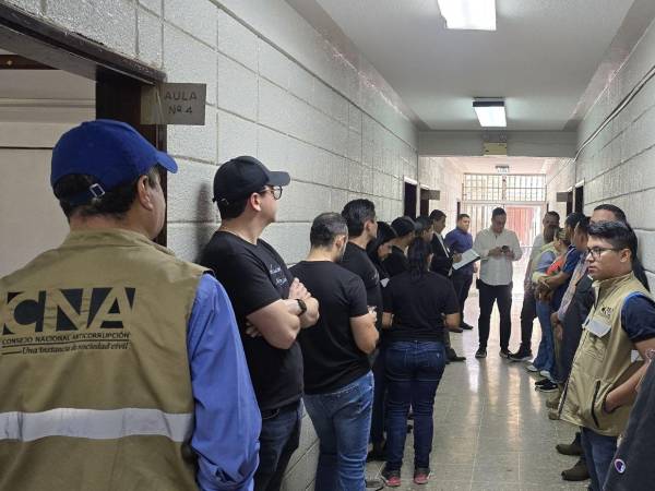 El coodirector del CNE, Lino Tomás Mendoza informó que se trato de un proceso administrativo. La presidenta Ana Paola Hall, llamó a frenar la crisis y trabajar