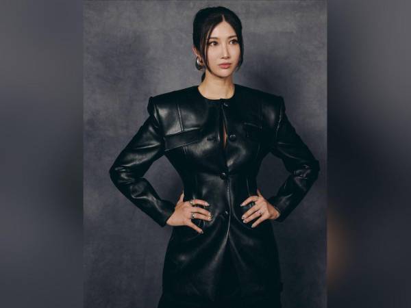 Kim Eun-jae, cuyo nombre artístico es EJAE, es una compositora surcoreana-estadounidense de 33 años, la mente creativa de algunos de los temas más exitosos de la película animada de Netflix KPop Demon Hunters, entre ellos Golden.