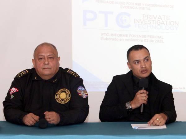 Los colombianos Rodrigo Ricaurte y Jeison Villamil, llegaron a un hotel capitalino para presentar un informe sobre los audios de la consejera Cossette López.