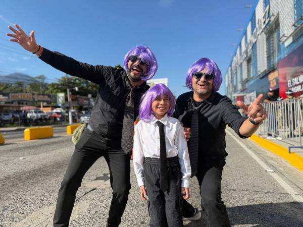 Desde el mediodía de este sábado, los alrededores del estadio Jorge “Mágico” González comenzaron a llenarse de fanáticos que se preparan para el esperado concierto de Shakira, el primero de los cinco espectáculos que la artista colombiana ofrecerá en territorio salvadoreño.