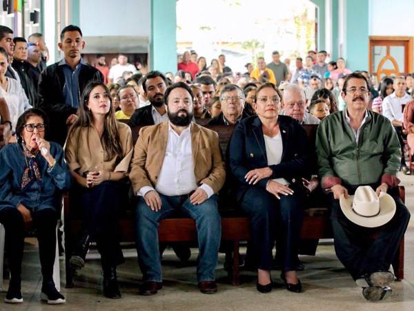 Luis Redondo acompañó el jueves 1 de enero a la familia presidencial en una misa por la fiesta patronal de Dulce Nombre de Culmí, Olancho.