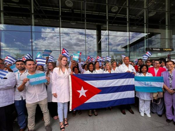Autoridades de varias instituciones recibieron a los médicos cubanos en su llegada a Honduras.