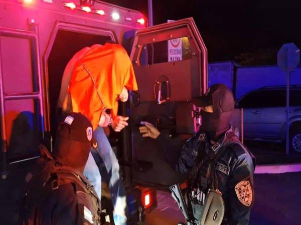 En un vehículo, Black Mamba, fueron llevados hasta una posta policial los involucrados en el crimen.