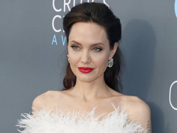 La actriz y directora ha puesto en venta la histórica propiedad de 25 millones de dólares donde residía desde 2016 y planea dividir su tiempo entre Nueva York, Europa y Camboya. El cambio llega tras finalizar su divorcio de Brad Pitt después de ocho años de batallas legales.