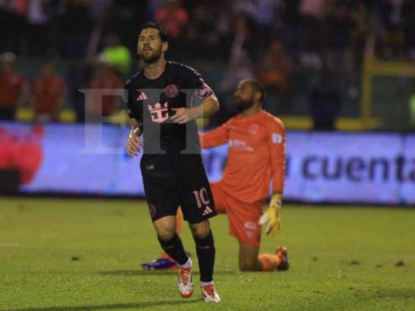 Lionel Messi busca a Luis Suárez para festejar su gol y agradecerle por el excelente pase que le dio el uruguayo para abrir el marcador ante Olimpia.
