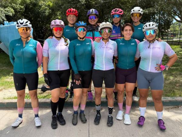 Las Guerreras 0801, un tradicional equipo de ciclismo de Tegucigalpa formado solo por mujeres de diferentes edades, se ajustan los cascos y los guantes para pedalear de lo lindo este próximo 15 de noviembre.