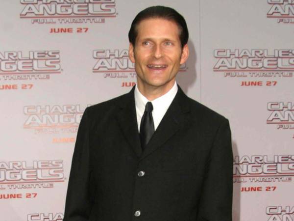 Una mujer identificada en documentos judiciales como Jane Doe ha interpuesto una demanda civil contra el actor Crispin Glover, conocido por interpretar a George McFly en Volver al futuro, de 61 años, ante el Tribunal Superior de California en el condado de Los Ángeles.