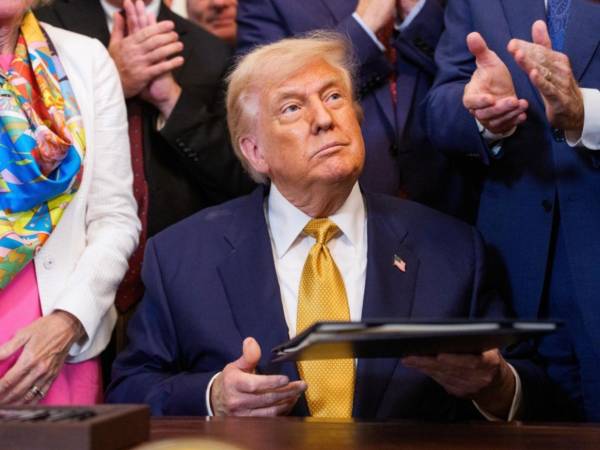 Trump afirma que ser presidente le brinda la autoridad para poder liberar a una persona en la prisión.