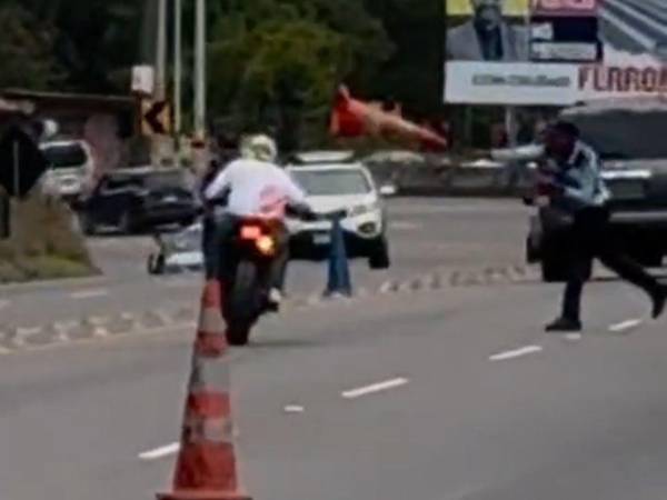 Un joven motociclista fue detenido por la Policía Nacional luego de ser noqueado por un cono de tránsito cuando no obedeció a las autoridades a la señal de parada durante el operativo.