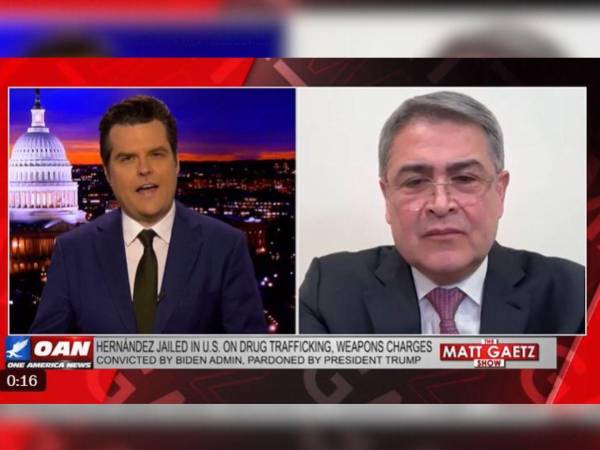 Juan Orlando Hernández durante su entrevista con Matt Gaetz para la cadena One America News.