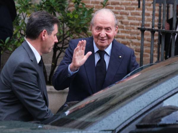 Apenas un mes después de su última visita, el rey emérito regresa a Sanxenxo. Esta vez viene a competir con el Bribón en la Liga de 6 Metros.