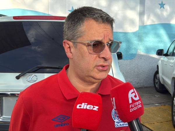 El presidente llegó al estadio nacional para ver el clásico nacional entre Olimpia y Real España.