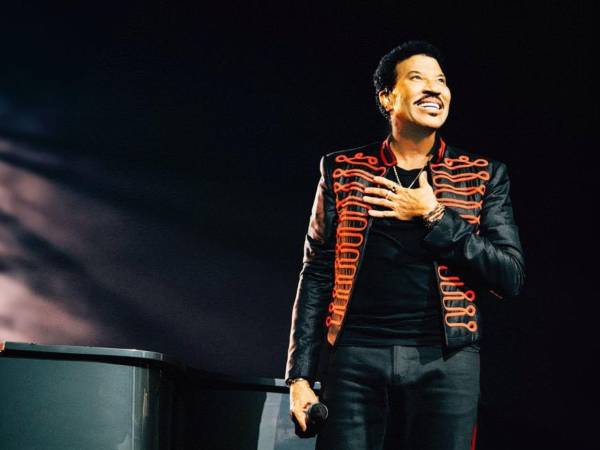 Lionel Richie, de 76 años, no solo es famoso por éxitos como Hello y All Night Long, sino que también es uno de los pocos artistas en ganar un Grammy, un Oscar y un Golden Globe por la misma canción.