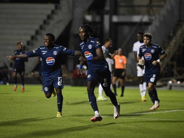 Así celebrara Rubilio Castillo el primer gol del partido entre Águilas y Jaibas.