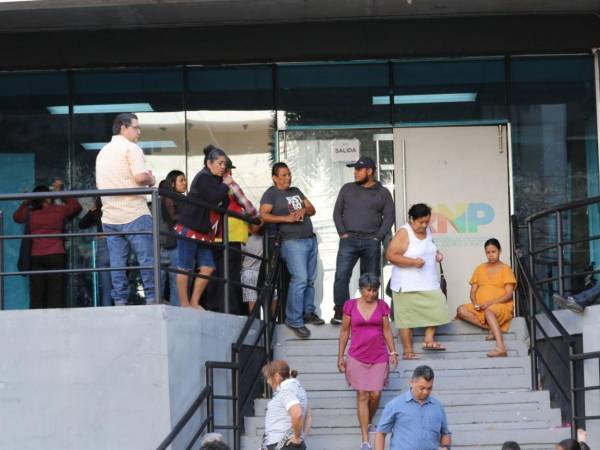 A un día de las elecciones generales, los hondureños abarrotaron este sábado las oficinas del Registro Nacional de las Personas (RNP) en Tegucigalpa y San Pedro Sula para reclamar su Documento de Identificación Nacional (DNI) y asegurar su participación en los comicios del 30 de noviembre.