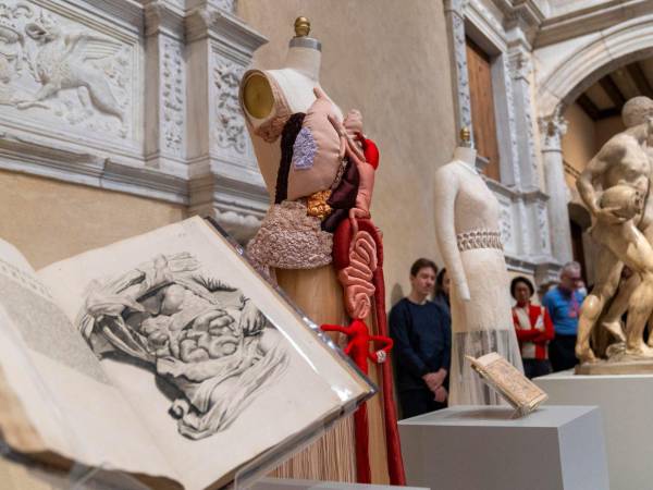 La gran exposición de primavera explorará la moda como una forma de arte equivalente a la pintura y la escultura, desafiando la normatividad y analizando la compleja relación entre las prendas y el cuerpo.