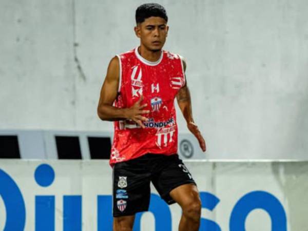 Cristian Cálix encendió las alarmas luego de quedar tirado en el pasto tras el golpe.