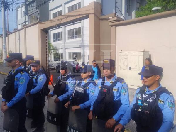 Con presencia policial amaneció este lunes los Juzgados de Criminalidad Organizada de Tegucigalpa, donde se desarrollará la audiencia de declaración de imputado al expresidente Juan Orlando Hernández.