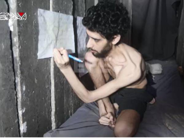 El brazo armado de Hamás, las Brigadas Al Qasam, difundió este sábado un nuevo vídeo del rehén israelí Evyatar David, de quien ya publicó imágenes el viernes mostrando su extrema delgadez, en el que cava su propia tumba dentro de un túnel en la Franja de Gaza.