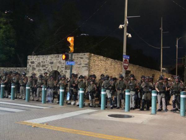 Miles de efectivos del Departamento de Seguridad Pública de Texas se apostaron en las calles ante el llamado a protestas ante las leyes inmigratorias de Trump.