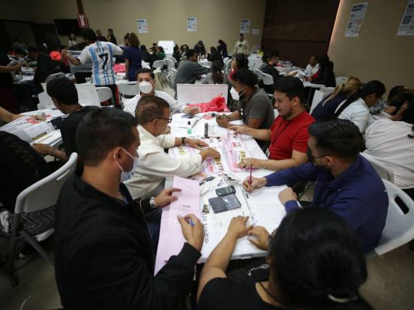 Tomás Zambrano, denunció la pérdida de papeletas en al menos 130 urnas, 30 del Partido Nacional y 100 del Partido Liberal que fueron enviadas al INFOP para su recuento en urnas vacías.