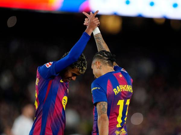 Raphinha anotó los dos goles para darle la victoria al Barcelona.