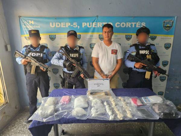 Pablo Josué Membreño Murillo junto a las evidencias que le encontraron, es custodiado por agentes policiales.