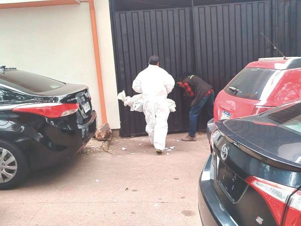 El cuerpo de la pequeña Liliana Yaneth Flores, de tres años de edad, fue ingresado a la morgue de Medicina Forense en Tegucigalpa.