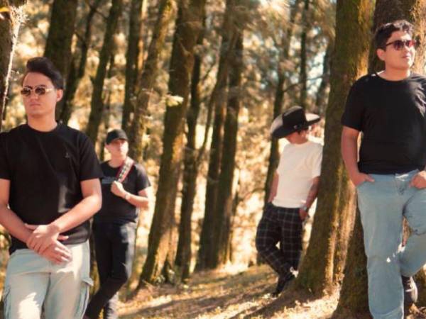 La canción Niño sad es sobre un amor que no se puede superar.