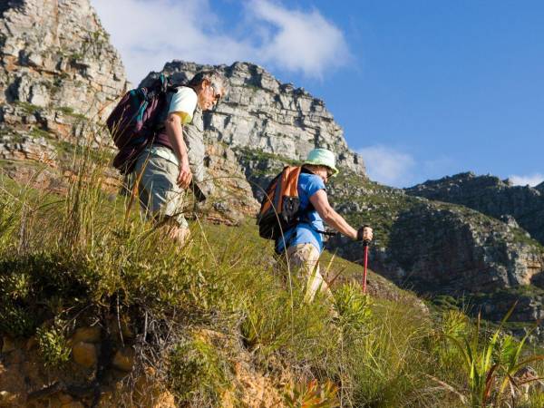 El rucking es recomendable para mujeres y hombres de todas las edades, según los especialistas en entrenamiento corporal.