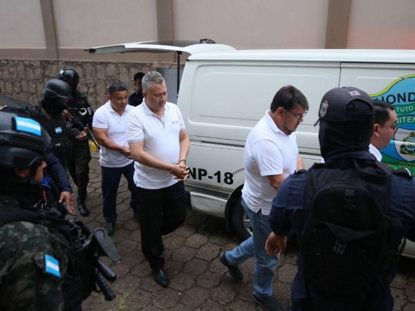 Cinco de los siete involucrados en el presunto saqueo al Estado, cuando ingresaban a los tribunales de justicia.